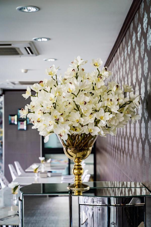 Lux Boutique Hotel Нонтхабури Экстерьер фото